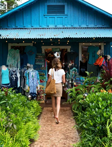 Women walking into a shop in Lānaʻi City on Lānaʻi in Hawaiʻi