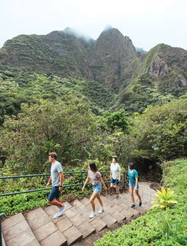 Travelers walking Kūkaemoku Lookout Trail in ʻĪao Valley State Monument on Maui in Hawaiʻi