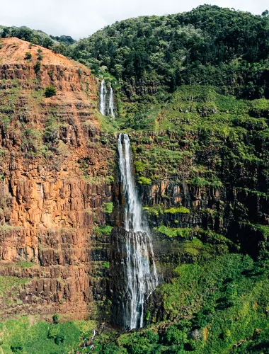 Waterfall in Waimea Canyon on Kauaʻi in Hawaiʻi