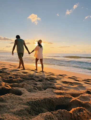 Couple walking down beach on Oʻahu in Hawaiʻi