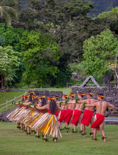 Hula performers on Oʻahu in Hawaiʻi