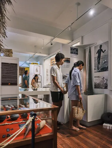 Couples at the Kauaʻi Museum on Kauaʻi in Hawaiʻi