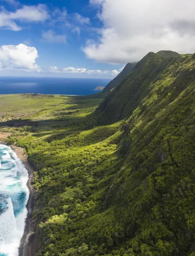 Aerial view along the coast of the Makanalua Peninsula on Molokaʻi in Hawaiʻi