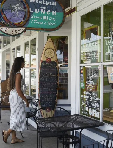 Women shopping local in Honokaʻa on the island of Hawaiʻi