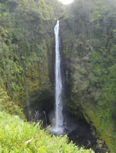 Stunning view of ʻAkaka Falls on the island of Hawaiʻi