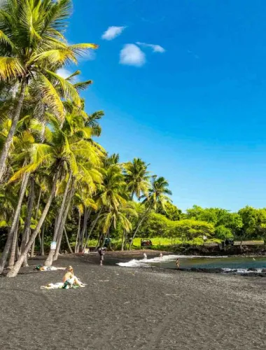Beautiful day at Punaluʻu Black Sand Beach on the island of Hawaiʻi