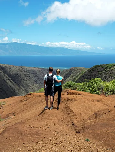 Couple on the Koloiki Ridge Trail on Lānaʻi in Hawaiʻi
