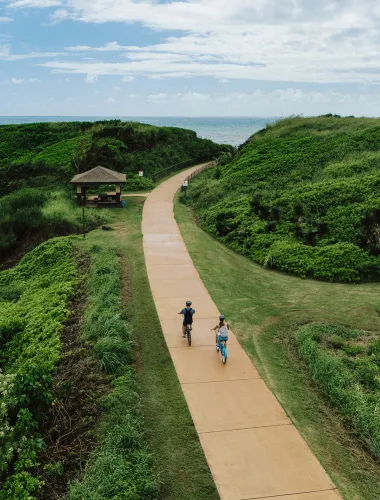 Bikers on a path on Kauaʻi in Hawaiʻi