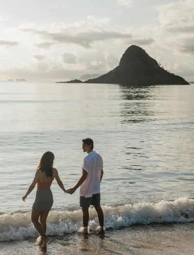 Couple at a beach on Oʻahu in Hawaiʻi