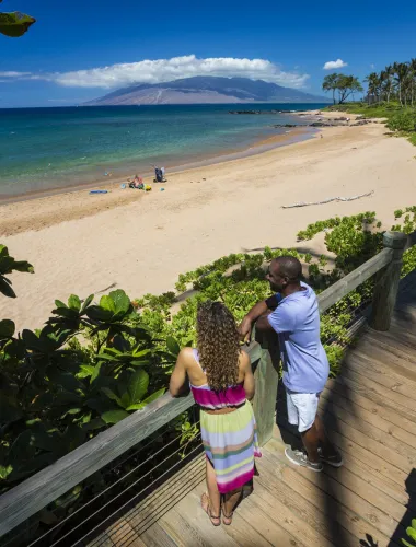 Couple enjoying the scenic view at Wailea Beach on Maui in Hawaiʻi