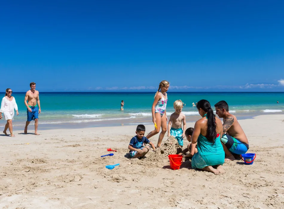 Family beach day at Hāpuna Beach on the island of Hawaiʻi 