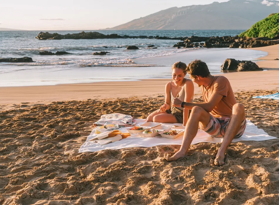 Couple enjoying the view at Kamaʻole Beach Park on Maui in Hawaiʻi
