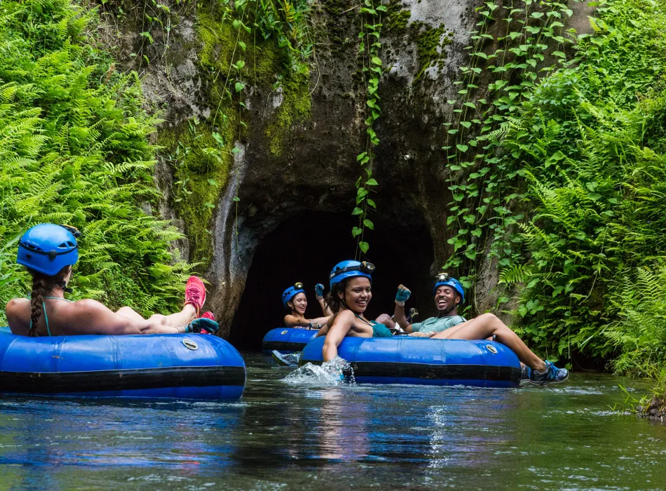 Group tubing down a river on Kauaʻi in Hawaiʻi