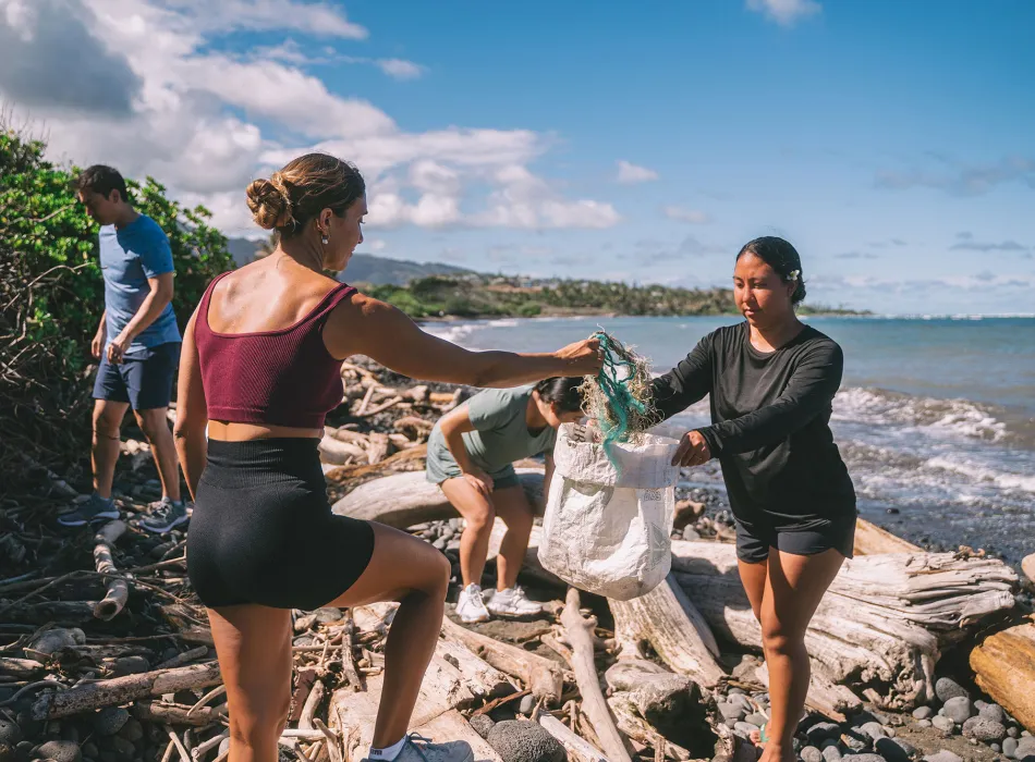 Volunteers cleaning up a beach on Maui in Hawaiʻi