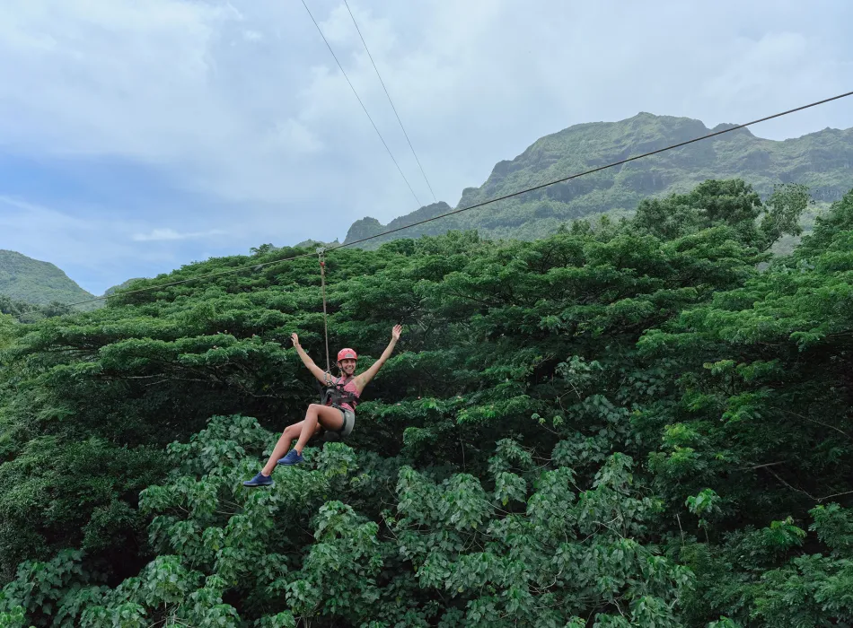 Group tubing down a river on Kauaʻi in Hawaiʻi