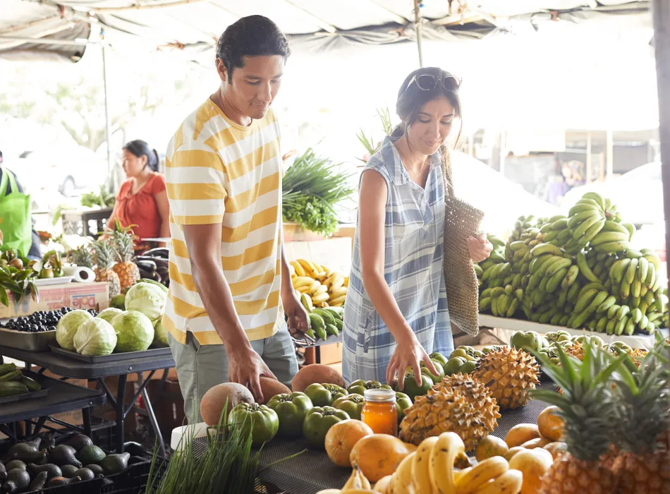 Couple shopping the Hilo Famers Market on the Island of Hawaiʻi