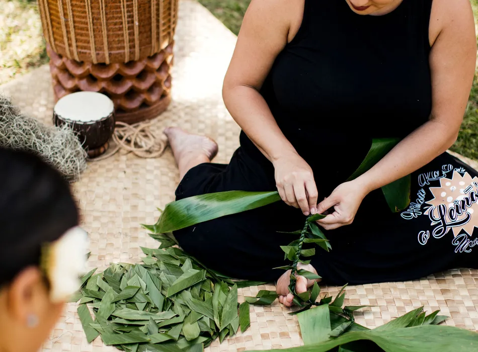 Women weaving a traditional ti leaf lei on Kauaʻi in Hawaiʻi