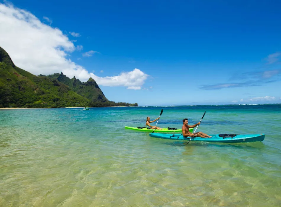 Kayakers off the coast of Hanalei Bay on Kauaʻi in Hawaiʻi