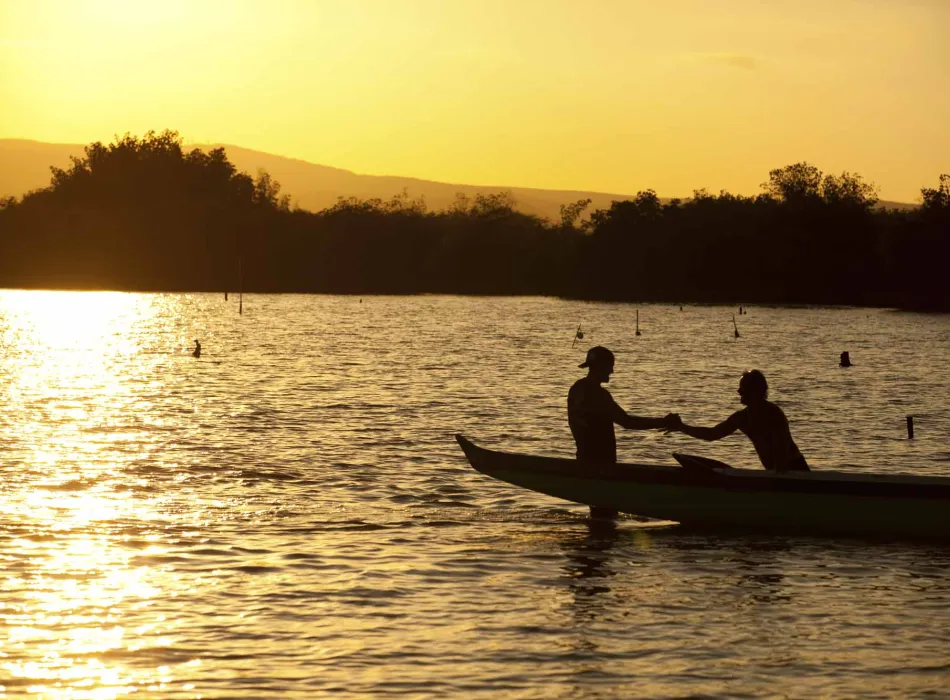 Travelers on a canoe in Kaunakakai Harbor on Molokaʻi in Hawaiʻi