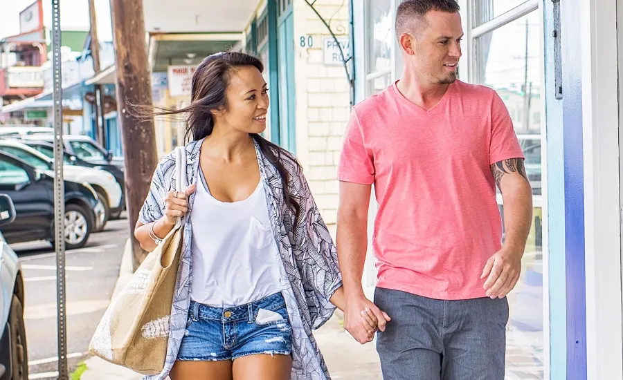 Shoppers on Makawao 